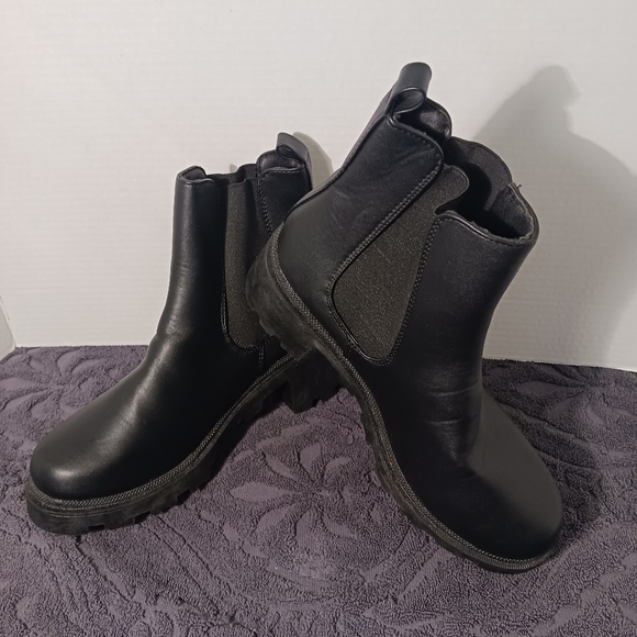 Wild Diva Faux Leather Chunky Lug Sole Block Heel Combat Chelsea Boots Size 9 - Picture 1 of 10